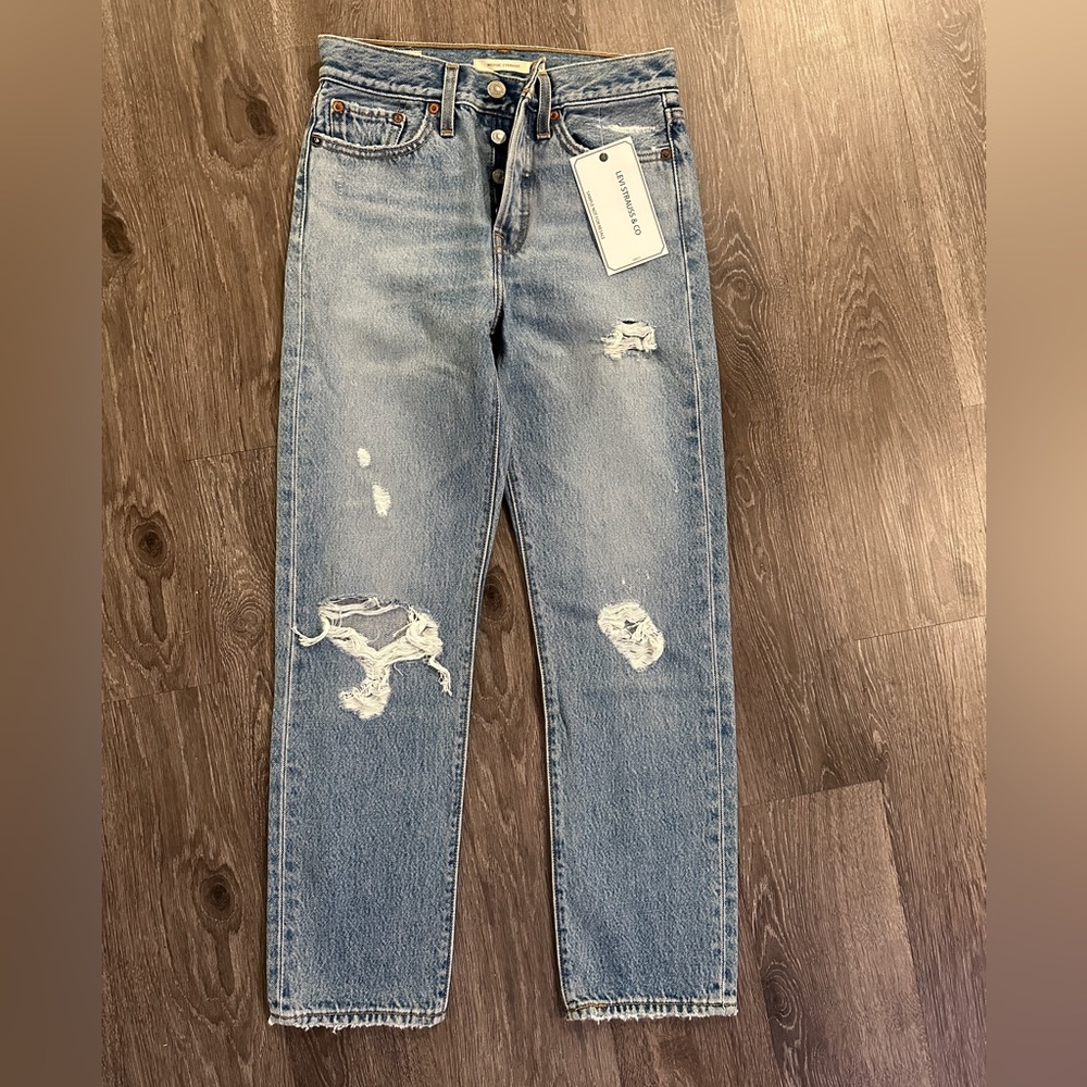 Levi’s Wedgie Straight style in size 24